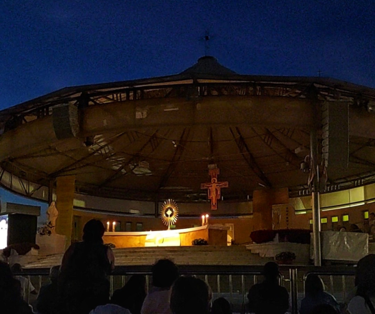 MOLITVA PRED PRESVETIM OLTARSKIM SAKRAMENTOM