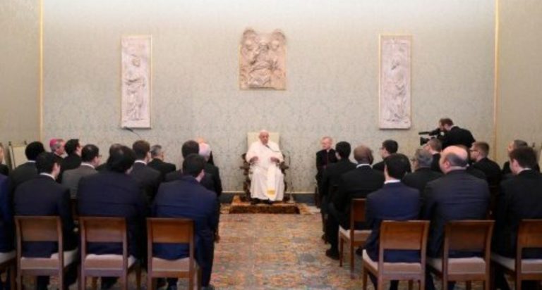 PAPA SJEMENIŠTARCIMA: NEKA VAŠ ŽIVOT BUDE ŽIVOT MOLITVE KOJA PROIZLAZI IZ ZAHVALE