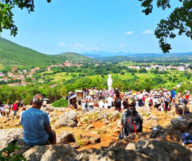 Tisuće hodočasnika u Međugorju na 42. obljetnici Gospinih ukazanja – Majko hvala Ti!