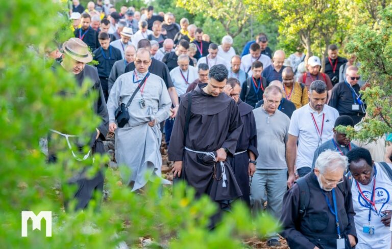 Više od 270 svećenika na duhovnoj obnovi molilo krunicu na Brdu Ukazanja