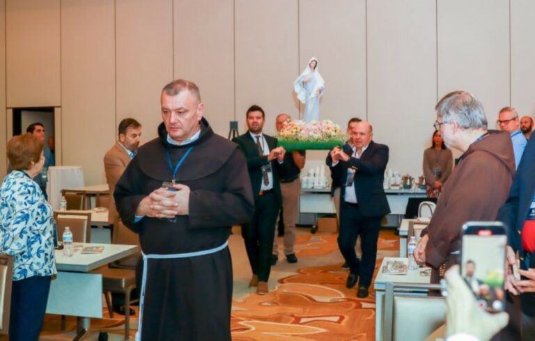 Prvi dvojezični kongres „Marija Kraljica Mira“ počeo u Miamiju