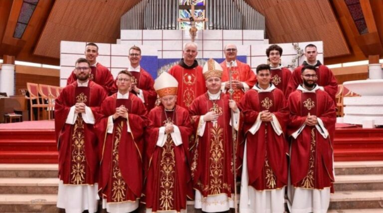 Biskup Palić zaredio osmoricu svećenika